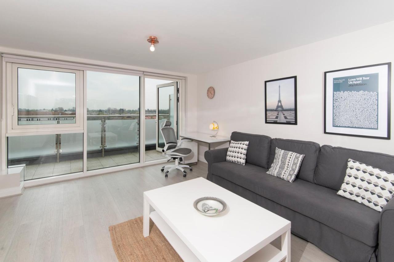 Spacious Apartment With Parking Space, Close To Heathrow, Elizabeth Line And Windsor เมเดนเฮด ภายนอก รูปภาพ